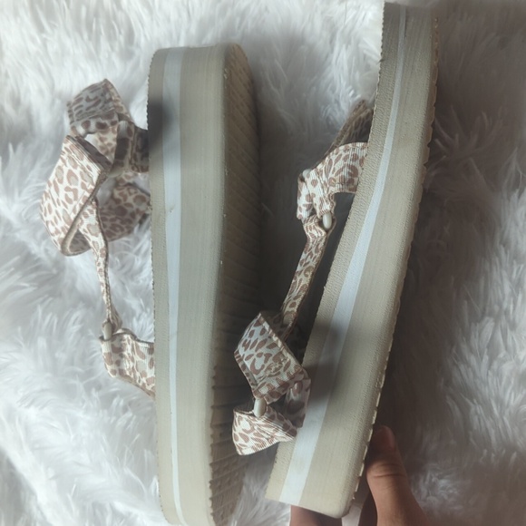 Brand new cheetah print sandals - Picture 4 of 4